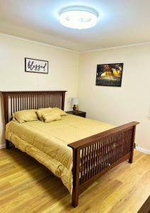 Postel nebo postele na pokoji v ubytování Cozy Riverside View House