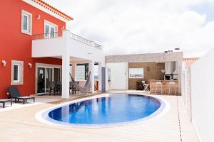 Bazén v ubytování Villa Gaeiras nebo v jeho okolí