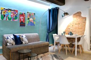 a living room with a couch and a table at Sogni sul Lago - Passignano sul Trasimeno in Passignano sul Trasimeno