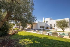 a view of the house from the yard at Villa Perla del Mare in Carovigno