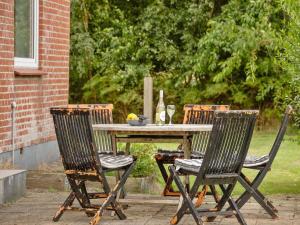 a table with two chairs and a bowl of fruit at Holiday Home Ewelina - 15km from the sea by Interhome in Ballum