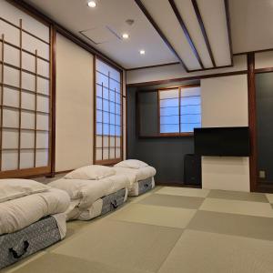 東京にある上野ファーストシティホテルの窓のある部屋にベッド3台が備わる部屋