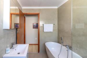 ReebokにあるOceanfront beach house, Reebok, Garden Routeのバスタブと洗面台のあるバスルーム +49枚の写真