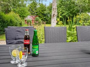 twee flessen bier en glazen op een tafel bij Holiday Home Jonni - 15km from the sea by Interhome in Skærbæk +18 foto's