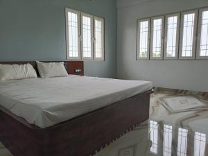 En eller flere senge i et værelse på Shehnai