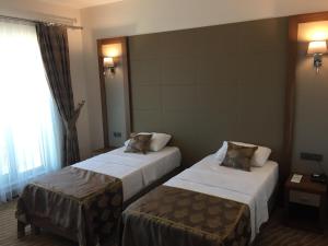 Кровать или кровати в номере YZE Pırlanta Hotel