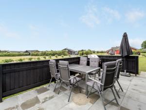 察姆Holiday Home Harth - 700m to the fjord by Interhome的屋顶上有桌椅的露台