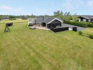 察姆Holiday Home Harth - 700m to the fjord by Interhome的庭院内房屋的空中景观