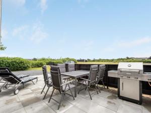 察姆Holiday Home Harth - 700m to the fjord by Interhome的带桌椅和烤架的露台 更多24张照片