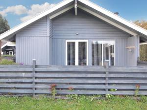 ein graues Haus mit einer großen Treppe davor in der Unterkunft Holiday Home Remo - 990m to the fjord by Interhome in Hemmet