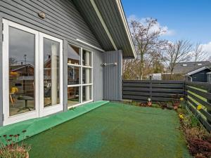 ein Haus mit einem grünen Rasen davor in der Unterkunft Holiday Home Remo - 990m to the fjord by Interhome in Hemmet