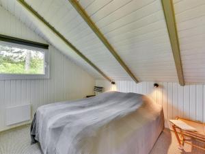 Ένα ή περισσότερα κρεβάτια σε δωμάτιο στο Holiday Home Cornelia - 100m to the inlet by Interhome