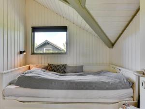 Ένα ή περισσότερα κρεβάτια σε δωμάτιο στο Holiday Home Cornelia - 100m to the inlet by Interhome