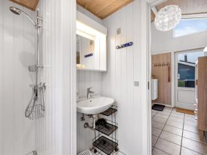 ein Badezimmer mit Waschbecken und Dusche in der Unterkunft Holiday Home Marten - 1-2km to the inlet by Interhome in Hemmet