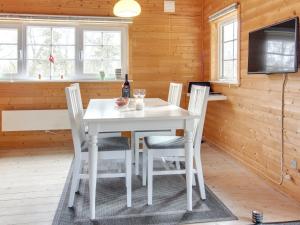 Un comedor con una mesa y sillas blancas. en Holiday Home Ulvi - 300m to the inlet by Interhome, en Skjern