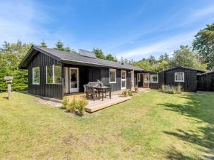 une maison modulaire noire avec un patio et une cour dans l'établissement Holiday Home Cristal - 400m to the fjord by Interhome, à Hemmet 19 autres photos