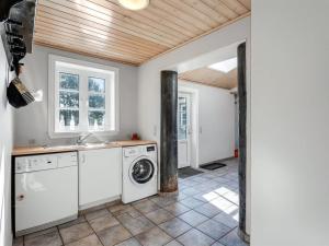 Nhà bếp/bếp nhỏ tại Holiday Home Merrit - 4-6km to the fjord by Interhome +18 ảnh