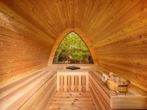 un interior de madera de una sauna con ventana en Holiday Home Toimi - 500m to the fjord by Interhome, en Ulfborg