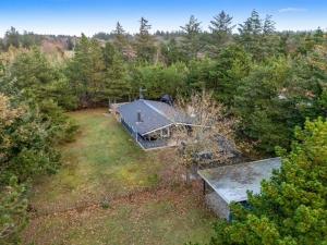 una vista aérea de una casa en el bosque en Holiday Home Toimi - 500m to the fjord by Interhome, en Ulfborg