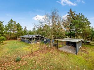una vista aérea de una casa en un campo en Holiday Home Toimi - 500m to the fjord by Interhome, en Ulfborg