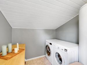 lavadero con lavadora y secadora blancas en Holiday Home Embla - 500m to the fjord by Interhome, en Ulfborg 19 fotos más