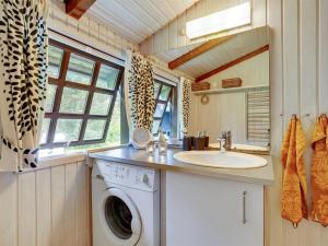 Η κουζίνα ή μικρή κουζίνα στο Holiday Home Gail - 400m to the fjord by Interhome