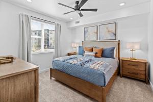 ein Schlafzimmer mit einem Bett und einem Deckenventilator in der Unterkunft Easy Escape - Stay for 8 in Harrisburg Junction