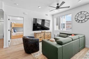 ein Wohnzimmer mit einer Couch und einer Uhr an der Wand in der Unterkunft Easy Escape - Stay for 8 in Harrisburg Junction