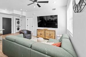 ein Wohnzimmer mit einem grünen Sofa und einem Deckenventilator in der Unterkunft Easy Escape - Stay for 8 in Harrisburg Junction