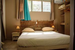 1 dormitorio con 1 cama grande con ventana y 1 cama sidx sidx sidx en Eden Sea Villa, en Pointe-Noire