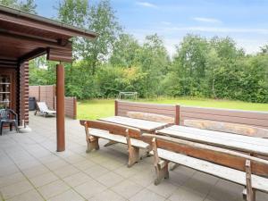 2 panche di legno sedute sopra un patio di Holiday Home Frederica - 30km from the sea by Interhome a Toftlund