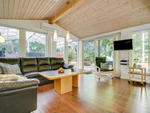 Et tv og/eller underholdning på Holiday Home Epke - 250m from the sea by Interhome + 12 billeder