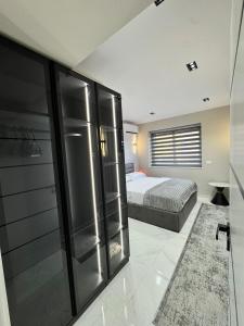 Postel nebo postele na pokoji v ubytování Luxe Apartament Shkoder 2 + 4 fotografie