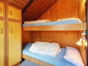 Ένα ή περισσότερα κρεβάτια σε δωμάτιο στο Holiday Home Ingwin - 250m to the fjord by Interhome