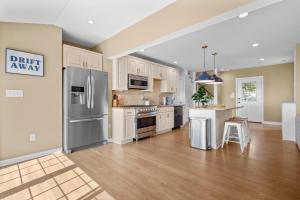 Photo de la galerie de l'établissement Beachfront Apartment - 8 min from downtown, à New Haven 18 autres photos