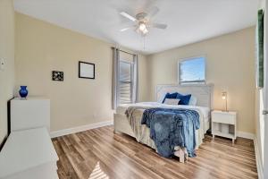 ein Schlafzimmer mit Bett und Deckenventilator in der Unterkunft Amazing Location Downtown Tampa WorkSpace in Tampa
