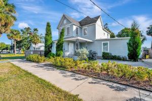 ein weißes Haus mit Auffahrt in der Unterkunft Amazing Location Downtown Tampa WorkSpace in Tampa