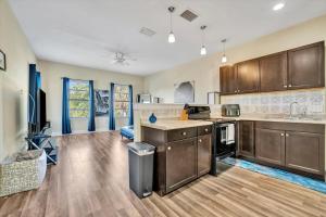 eine Küche mit Holzschränken und einer Arbeitsplatte in der Unterkunft Amazing Location Downtown Tampa WorkSpace in Tampa