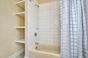 ein Badezimmer mit Badewanne und Duschvorhang in der Unterkunft Amazing Location Downtown Tampa WorkSpace in Tampa + 25 Fotos