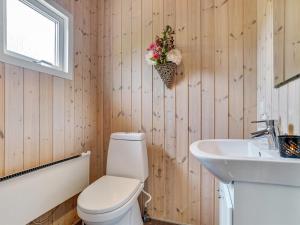Ένα μπάνιο στο Holiday Home Tord - 350m from the sea by Interhome