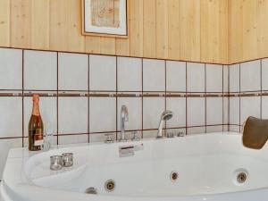 Ένα μπάνιο στο Holiday Home Tord - 350m from the sea by Interhome