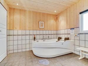 Ένα ή περισσότερα κρεβάτια σε δωμάτιο στο Holiday Home Tord - 350m from the sea by Interhome