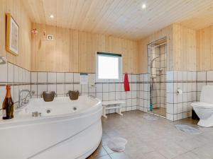 Ένα μπάνιο στο Holiday Home Tord - 350m from the sea by Interhome +19 φωτογραφίες