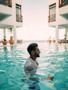 un hombre en el agua en una piscina en ZAN Tropical Island, en Bwejuu