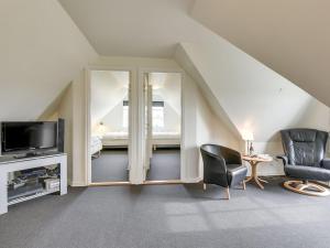 TV a/nebo společenská místnost v ubytování Holiday Home Benita - 400m to the fjord by Interhome