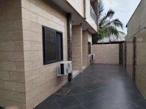 a building with a wall with a window on it at Sika Résidence Bénin in Cocotomey