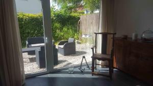 a living room with an open door to a patio at Spatzenhecke in Klütz