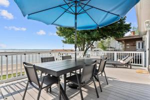 Photo de la galerie de l'établissement Beachfront Apartment - 8 min from downtown, à New Haven