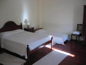 Un pat sau paturi într-o cameră la Pensao Residencial Mirasol