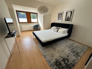 Un dormitorio con una cama con cabecero negro. en 2 Zi Wohnung, zentrale Lage mit Parkplatz, 15 min vom Hbf Hamburg, en Pinneberg